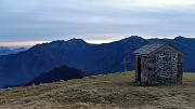 99 Alla cappelletta e croce dei Piani dell'Avaro